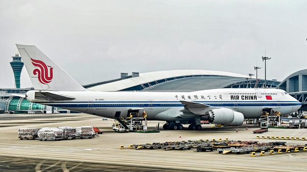 How can you take advantage of free attractions in Edinburgh for an enriching experience?