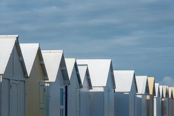 What are the essential tips for booking affordable accommodations in popular UK tourist spots?