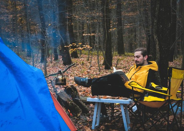 How can you plan a budget-friendly trip to the UK's top tourist attractions?