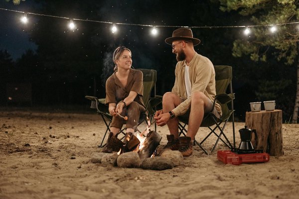 What are the best times of year to visit the UK for discounted travel deals?